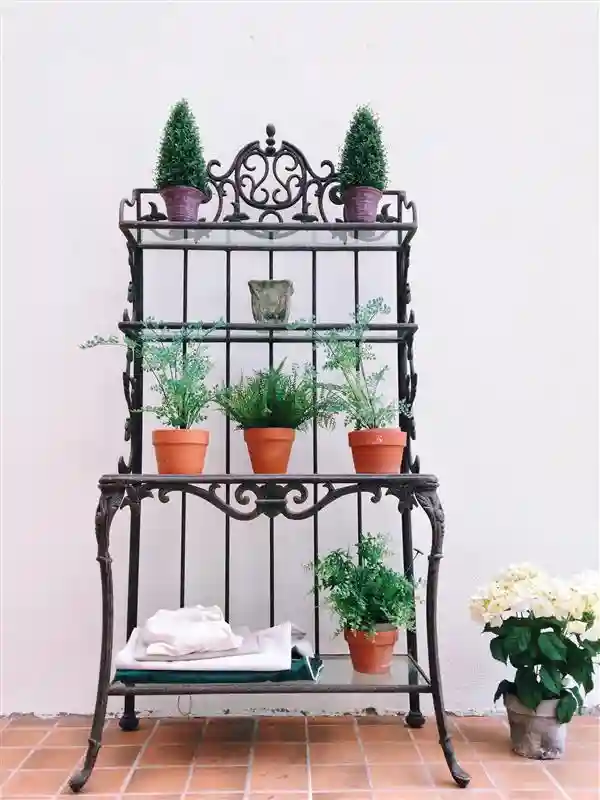 Metal structure to keep things